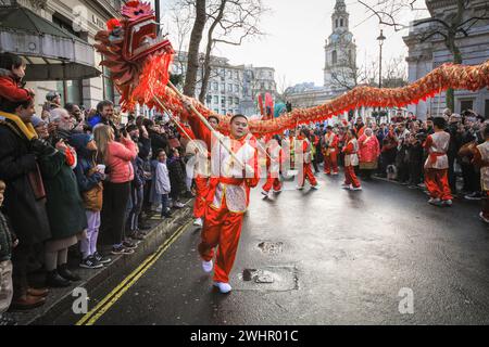 London, Großbritannien. Februar 2024. Künstler bei der farbenfrohen Parade. Löwen- und Drachentänze sowie eine Parade von handgefertigten Wagen und Teilnehmern in traditionellen Outfits sind Teil der chinesischen Neujahrsfeier in Londons Chinatown und Soho. 2024 ist das Jahr des Drachen im chinesischen Kalender. Die Londoner Festlichkeiten gehören zu den größten Festen zum Neujahrsfest außerhalb Chinas. Quelle: Imageplotter/Alamy Live News Stockfoto