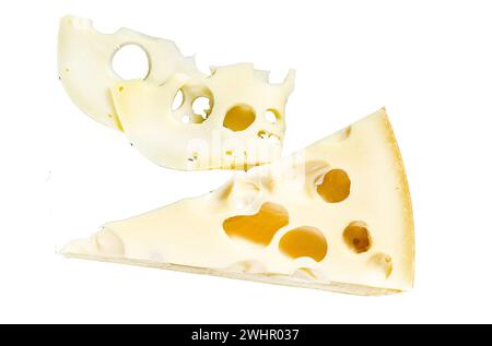 Ein Stück Maasdam-Käse mit großen Löchern. Isoliert auf weißem Hintergrund. Draufsicht Stockfoto