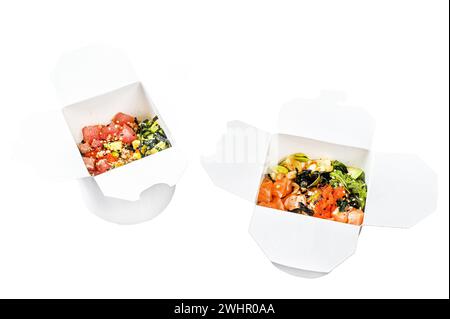 Buddha Schüssel in Papierkarton mit Gemüse, Lachs und Thunfisch. Street Food zum Mitnehmen. Isoliert auf weißem Hintergrund. Draufsicht Stockfoto