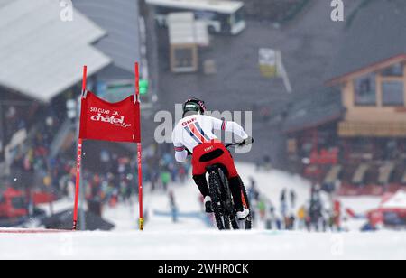 Chatel, Frankreich. Februar 2024. Foto: Alex Whitehead/SWpix.com - 11/02/2024 - Radfahren - UCI Snow Bike World Championships 2024 - Chatel, Haute-Savoie, Frankreich - Männer Elite Dual Slalom - Großbritannien, Credit: SWpix/Alamy Live News Stockfoto