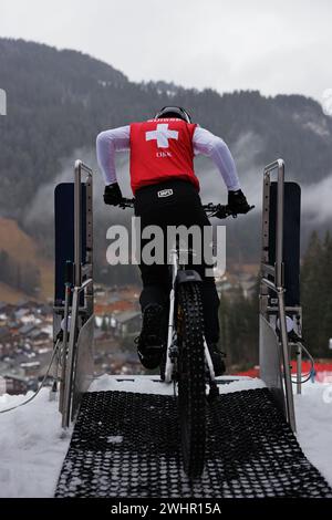 Chatel, Frankreich. Februar 2024. Foto von Alex Whitehead/SWpix.com - 11/02/2024 - Radfahren - UCI Snow Bike World Championships 2024 - Chatel, Haute-Savoie, Frankreich - Männer Elite Dual Slalom - Schweiz, Credit: SWpix/Alamy Live News Stockfoto