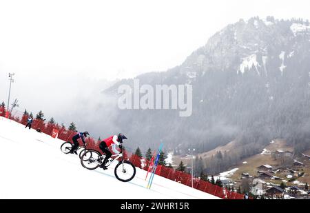 Chatel, Frankreich. Februar 2024. Foto von Alex Whitehead/SWpix.com - 11/02/2024 - Radfahren - UCI Snow Bike World Championships 2024 - Chatel, Haute-Savoie, Frankreich - Männer Elite Dual Slalom Credit: SWpix/Alamy Live News Stockfoto