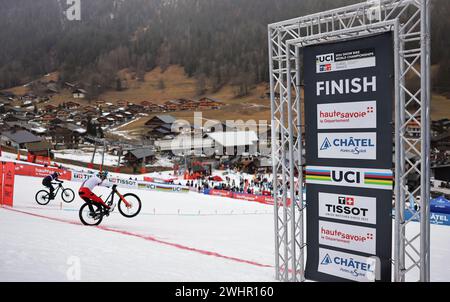 Chatel, Frankreich. Februar 2024. Foto von Alex Whitehead/SWpix.com - 11/02/2024 - Radfahren - UCI Snow Bike World Championships 2024 - Chatel, Haute-Savoie, Frankreich - Männer Elite Dual Slalom - Credit: SWpix/Alamy Live News Stockfoto