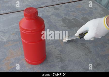 Entfernen von altem Lack von einer Holzoberfläche eines Gegenstands mit speziellen Chemikalien Stockfoto