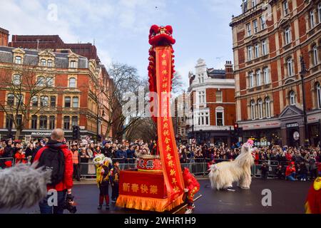 London, England, Großbritannien. Februar 2024. Löwentänzer treten während der chinesischen Neujahrsparade in der Shaftesbury Avenue auf, die das Jahr des Drachen feiert. (Kreditbild: © Vuk Valcic/ZUMA Press Wire) NUR REDAKTIONELLE VERWENDUNG! Nicht für kommerzielle ZWECKE! Stockfoto