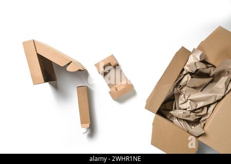 Verschiedene Verpackungen aus Pappkartons und Papier, nachhaltig und kunststofffrei auf weißem Hintergrund, hohe Engelansicht ab Stockfoto