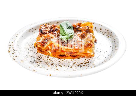 Traditionelle Lasagne mit Hackfleisch, Bolognese und Bechamelsoßen. Isoliert auf weißem Hintergrund. Draufsicht Stockfoto