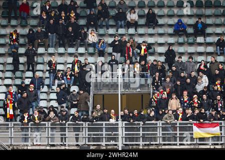 Den Haag, Niederlande. Februar 2024. DEN HAAG, 11.02.2024, Bingoal Stadion, niederländischer Keuken Kampioen Divisie Football, Saison 2023/2024, FC den Bosch Fans im Stand während des Spiels ADO den Haag und FC den Bosch Credit: Pro Shots/Alamy Live News Stockfoto