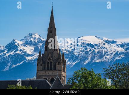 Pfarrkirche, ehemals Stiftskirche dem Heiligen gewidmet. Andrew in Grenoble, Frankreich mit Blick auf die Schneekappe Stockfoto