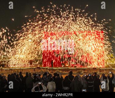 Peking, chinesische Provinz Hebei. Februar 2024. Man sieht ein Feuerwerk aus geschmolzenem Eisen in Zunhua, nordchinesischer Provinz Hebei, 10. Februar 2024. Die Beleuchtung und Wertschätzung von Laternen während des Frühlingsfestes ist eine altehrwürdige Tradition in China. Quelle: Liu Mancang/Xinhua/Alamy Live News Stockfoto