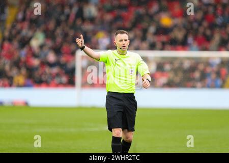 Oakwell Stadium, Barnsley, England - 10. Februar 2024 Schiedsrichter Ross Joyce - während des Spiels Barnsley gegen Leyton Orient, Sky Bet League One, 2023/24, Oakwell Stadium, Barnsley, England - 10. Februar 2024 Credit: Mathew Marsden/WhiteRosePhotos/Alamy Live News Stockfoto