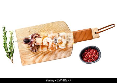Gegrillter Schaschlik mit Meeresfrüchten, Garnelen, Tintenfisch und Muscheln. Isoliert auf weißem Hintergrund. Draufsicht Stockfoto