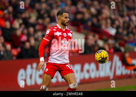 Oakwell Stadium, Barnsley, England - 10. Februar 2024 Barry Cotter (17) von Barnsley kontrolliert den Ball - während des Spiels Barnsley gegen Leyton Orient, Sky Bet League One, 2023/24, Oakwell Stadium, Barnsley, England - 10. Februar 2024 Credit: Mathew Marsden/WhiteRosePhotos/Alamy Live News Stockfoto