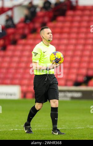 Oakwell Stadium, Barnsley, England - 10. Februar 2024 Schiedsrichter Ross Joyce - während des Spiels Barnsley gegen Leyton Orient, Sky Bet League One, 2023/24, Oakwell Stadium, Barnsley, England - 10. Februar 2024 Credit: Mathew Marsden/WhiteRosePhotos/Alamy Live News Stockfoto