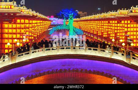 Peking, chinesische Provinz Hebei. Februar 2024. Menschen besuchen einen alten, mit Beleuchtung geschmückten Block in Tangshan, nordchinesischer Provinz Hebei, 10. Februar 2024. Die Beleuchtung und Wertschätzung von Laternen während des Frühlingsfestes ist eine altehrwürdige Tradition in China. Quelle: Yang Shiyao/Xinhua/Alamy Live News Stockfoto