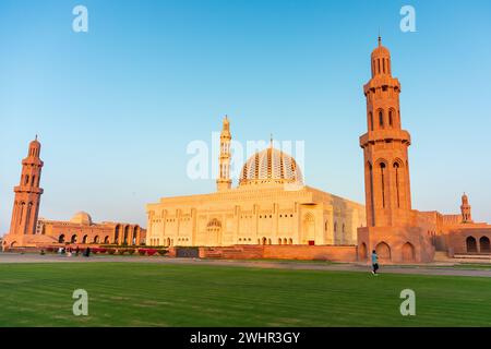 Die Sultan Qaboos große Moschee, Muskat, Oman, Blick in goldener Stunde, Weitwinkel Stockfoto