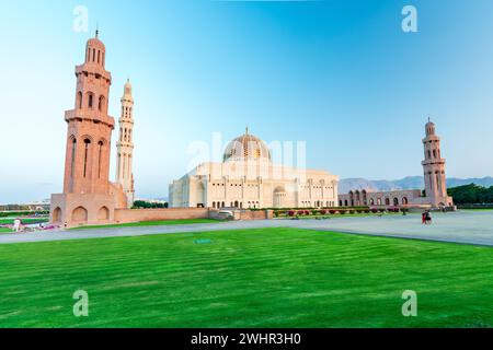 Die Sultan Qaboos große Moschee, Muskat, Oman, Blick in goldener Stunde, Weitwinkel Stockfoto