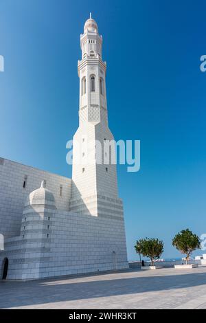 Oman, Maskat, Mohammed Al Ameen Moschee in Maskat an sonnigem Tag auf dem Hintergrund des blauen Himmels Stockfoto