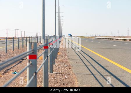 Autobahn 23 von Muscat nach Sur im Norden Oman. Niedriger Weitwinkel Stockfoto