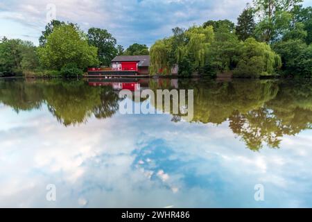 Mill Park und Mill Pond in Bracknell, Berkshire. Sonnenuntergang, goldene Stunde, lange Zeit ausgesetzt. Stockfoto