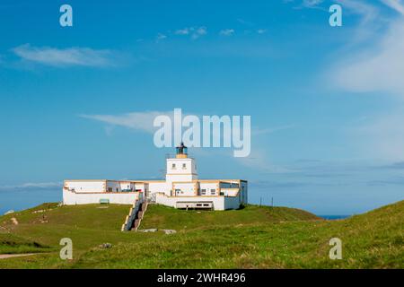 Blick auf den Strathy Point Lighthouse an sonnigen Tagen. NC500 Attraktion. Besuchen Sie Schottland Stockfoto
