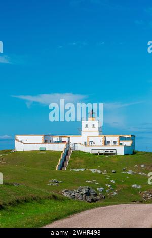 Blick auf den Strathy Point Lighthouse an sonnigen Tagen. NC500 Attraktion. Besuchen Sie Schottland Stockfoto