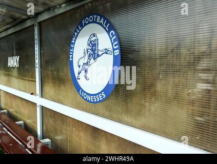 Ein allgemeiner Blick auf das Millwall Lionesses Emblem im Dugout vor dem LSE Regional Premier Match auf dem St Paul's Sports Ground, London. Bilddatum: Sonntag, 11. Februar 2024. Stockfoto