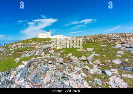 Blick auf den Strathy Point Lighthouse an sonnigen Tagen. NC500 Attraktion. Besuchen Sie Schottland Stockfoto