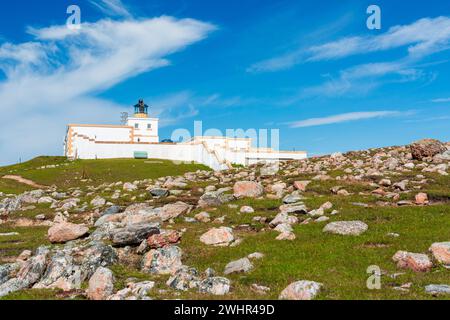 Blick auf den Strathy Point Lighthouse an sonnigen Tagen. NC500 Attraktion. Besuchen Sie Schottland Stockfoto