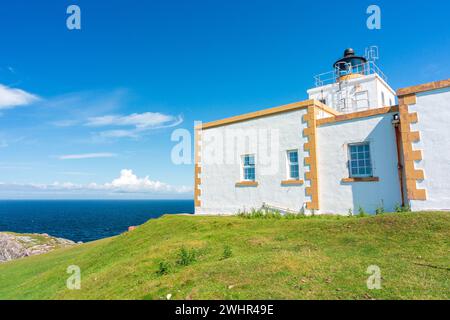 Blick auf den Strathy Point Lighthouse an sonnigen Tagen. NC500 Attraktion. Besuchen Sie Schottland Stockfoto