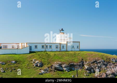 Blick auf den Strathy Point Lighthouse an sonnigen Tagen. NC500 Attraktion. Besuchen Sie Schottland Stockfoto