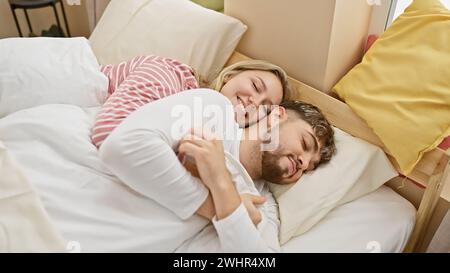 Ein liebevolles Paar kuschelt sich friedlich in einem gemütlichen Schlafzimmer und steht für Intimität und Komfort in einer intimen Inneneinrichtung. Stockfoto