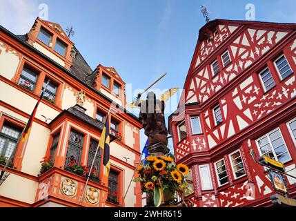 St. Michaels Brunnen mit Rathaus und Giebelfachwerkhaus, Bernkastel-Kues, Deutschland Europa Stockfoto