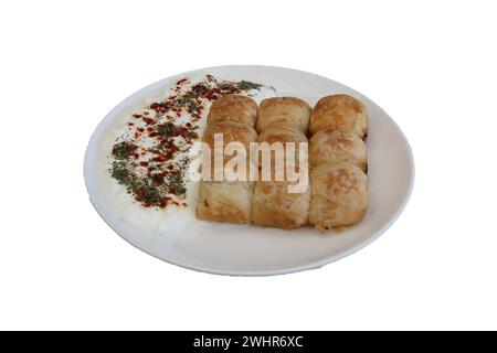 Quadratische Manti mit Joghurtsauce Stockfoto