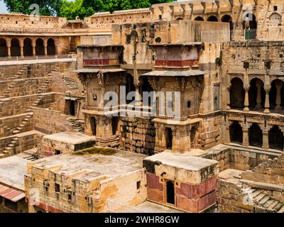 Atemberaubender pavillon von Chand Baori, der älteste und tiefste Steppbrunnen der Welt, Abhaneri Dorf in der Nähe von Jaipur, Rajasthan, Indien Stockfoto