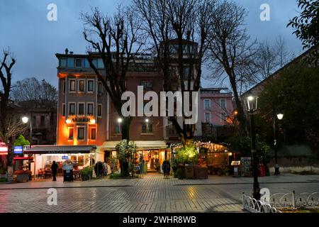 Istanbul, Türkei - 11. Dezember 2023: Teil des Sultanahmet-Platzes oder des Hippodroms von Konstantinopel im historischen Teil der Stadt am Abend Stockfoto