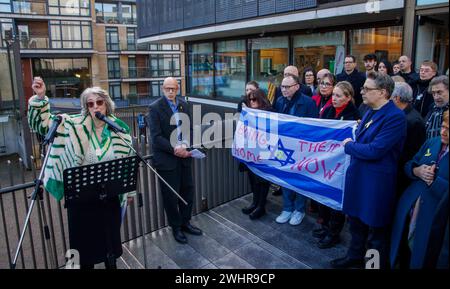 London, Großbritannien. Februar 2024. Dame Maureen Lipman, Doyen für Bühne und Leinwand, eröffnet offiziell die „Lovelock Geiselbrücke“, zusammen mit einer großen Reihe von renommierten Persönlichkeiten. Diese atemberaubende neue Installation wird von Tausenden von signierten Vorhängeschlössern bevölkert sein. Sie wurde geschaffen, um Liebe und Solidarität für die Misere der verbleibenden Geiseln zu zeigen, die von der Hamas in Gaza festgehalten werden, und um die internationale Gemeinschaft aufzufordern, ihre Bemühungen um ihre Rückkehr in die Heimat zu erneuern. Quelle: Karl Black/Alamy Live News Stockfoto