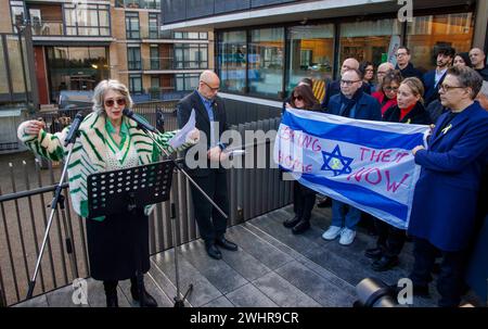 London, Großbritannien. Februar 2024. Dame Maureen Lipman, Doyen für Bühne und Leinwand, eröffnet offiziell die „Lovelock Geiselbrücke“, zusammen mit einer großen Reihe von renommierten Persönlichkeiten. Diese atemberaubende neue Installation wird von Tausenden von signierten Vorhängeschlössern bevölkert sein. Sie wurde geschaffen, um Liebe und Solidarität für die Misere der verbleibenden Geiseln zu zeigen, die von der Hamas in Gaza festgehalten werden, und um die internationale Gemeinschaft aufzufordern, ihre Bemühungen um ihre Rückkehr in die Heimat zu erneuern. Quelle: Karl Black/Alamy Live News Stockfoto