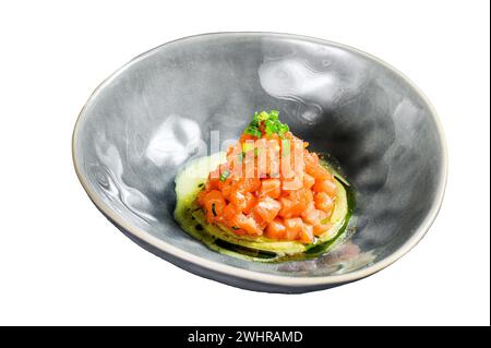 Geräucherter Lachs Tartar und Avocado. Isoliert auf weißem Hintergrund. Draufsicht Stockfoto