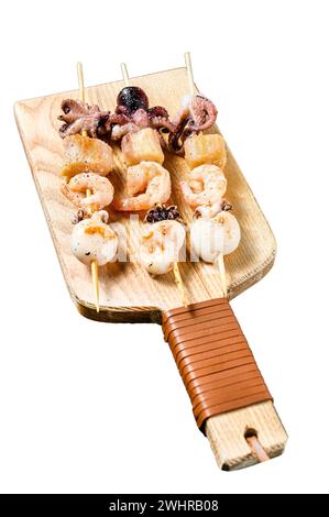 Holzspieße mit gegrillten Meeresfrüchten, Garnelen, Tintenfischen, Tintenfischen und Muscheln. Isoliert auf weißem Hintergrund. Draufsicht Stockfoto
