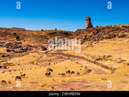 Panoramablick auf die archäologische Stätte Sillustani mit ihrem höchsten Chullpa (Grabturm) und das touristische Dorf im Hintergrund, Puno Region, Peru Stockfoto