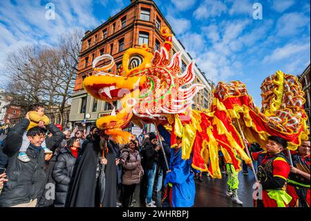 London, Großbritannien. Februar 2024. Die Parade um Chinatown und die Feier am Trafalgar Square, London. Sie hoffen, viel Glück für das Neujahrsfest zu bringen. 2024 ist das Jahr des Drachen. Guy Bell/Alamy Live News Stockfoto