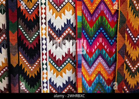 Chichicastenango, Guatemala.  Bunte Wand Hangings auf dem Markt. Stockfoto