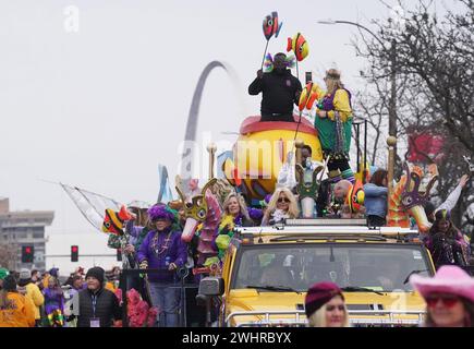 St. Louis, Usa. Februar 2024. Die Teilnehmer der Parade auf Wagen machen sich ihren Weg durch die St. Louis Mardi Gras Parade in St. Louis am Samstag, 10. Februar 2024. Die St. Die Louis Mardi Gras Parade ist die zweitgrößte ihrer Art in den Vereinigten Staaten. Foto: Bill Greenblatt/UPI Credit: UPI/Alamy Live News Stockfoto