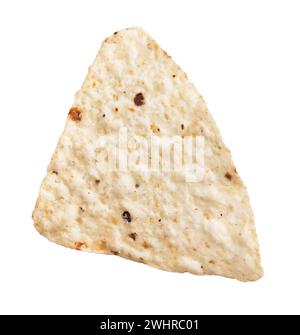 Nahaufnahme eines einzelnen Tortilla-Chips auf weißem Hintergrund, perfekt für Speisen und Snacks. Stockfoto