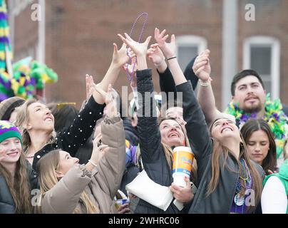 St. Louis, Usa. Februar 2024. Paradebesucher greifen nach geworfenen Perlen an der St. Louis Mardi Gras Parade in St. Louis am Samstag, 10. Februar 2024. Die St. Die Louis Mardi Gras Parade ist die zweitgrößte ihrer Art in den Vereinigten Staaten. Foto: Bill Greenblatt/UPI Credit: UPI/Alamy Live News Stockfoto