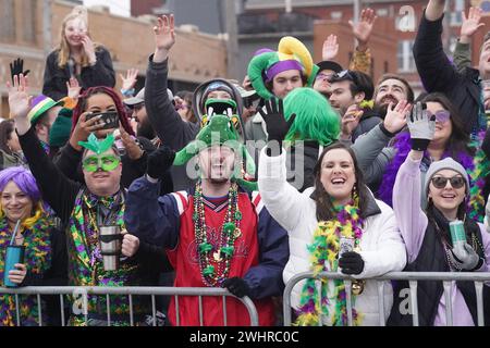 St. Louis, Usa. Februar 2024. Paradebesucher säumen die Paraderoute und flehen um Perlen an der St. Louis Mardi Gras Parade in St. Louis am Samstag, 10. Februar 2024. Die St. Die Louis Mardi Gras Parade ist die zweitgrößte ihrer Art in den Vereinigten Staaten. Foto: Bill Greenblatt/UPI Credit: UPI/Alamy Live News Stockfoto