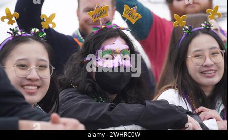 St. Louis, Usa. Februar 2024. Paradebesucher säumen die Paraderoute zur St. Louis Mardi Gras Parade in St. Louis am Samstag, 10. Februar 2024. Die St. Die Louis Mardi Gras Parade ist die zweitgrößte ihrer Art in den Vereinigten Staaten. Foto: Bill Greenblatt/UPI Credit: UPI/Alamy Live News Stockfoto