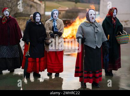 Luzon, Spanien. Februar 2024. Frauen mit weißen Masken nehmen am Samstag, den 10. Februar 2024, an einem traditionellen Karneval in Luzon, Spanien, Teil. Luzons Karneval, der vermutlich bis in die keltische Zeit zurückreicht, zeigt Teufel und Menschen, die mit bunten Röcken und weißen Gesichtsmasken gekleidet sind. Foto: Paul Hanna/UPI. Quelle: UPI/Alamy Live News Stockfoto