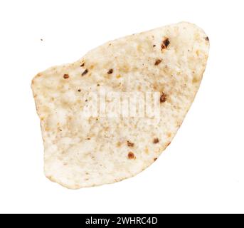 Nahaufnahme einzelne Tortilla isoliert auf weißem Hintergrund veranschaulicht mexikanische Küche und einfache Essenskonzepte. Stockfoto